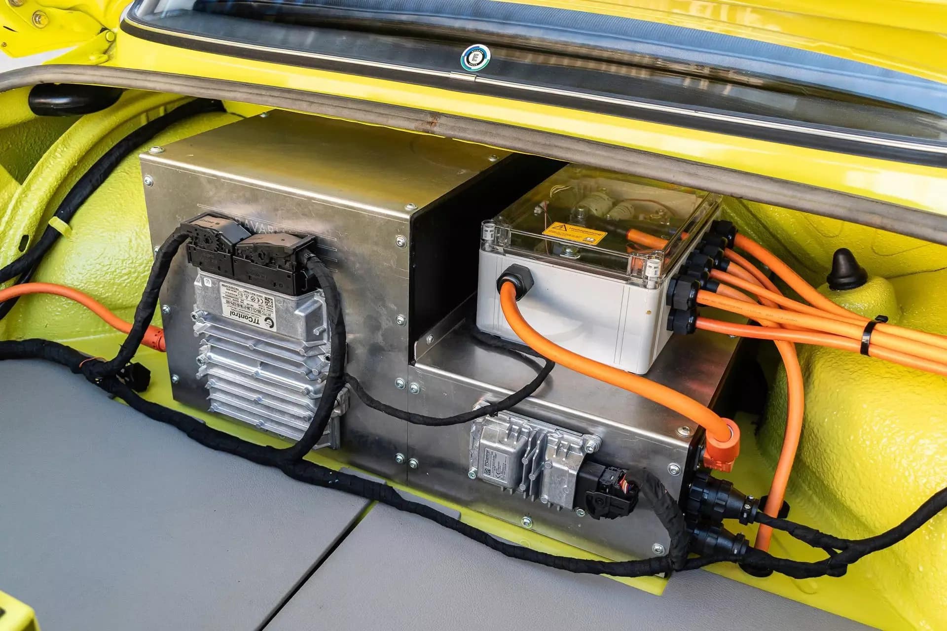 Μια κλασσική «μπέμπα» 2002 φόρεσε «καρδιά» Tesla και μπήκε στη πρίζα! <p data-wpview-marker=