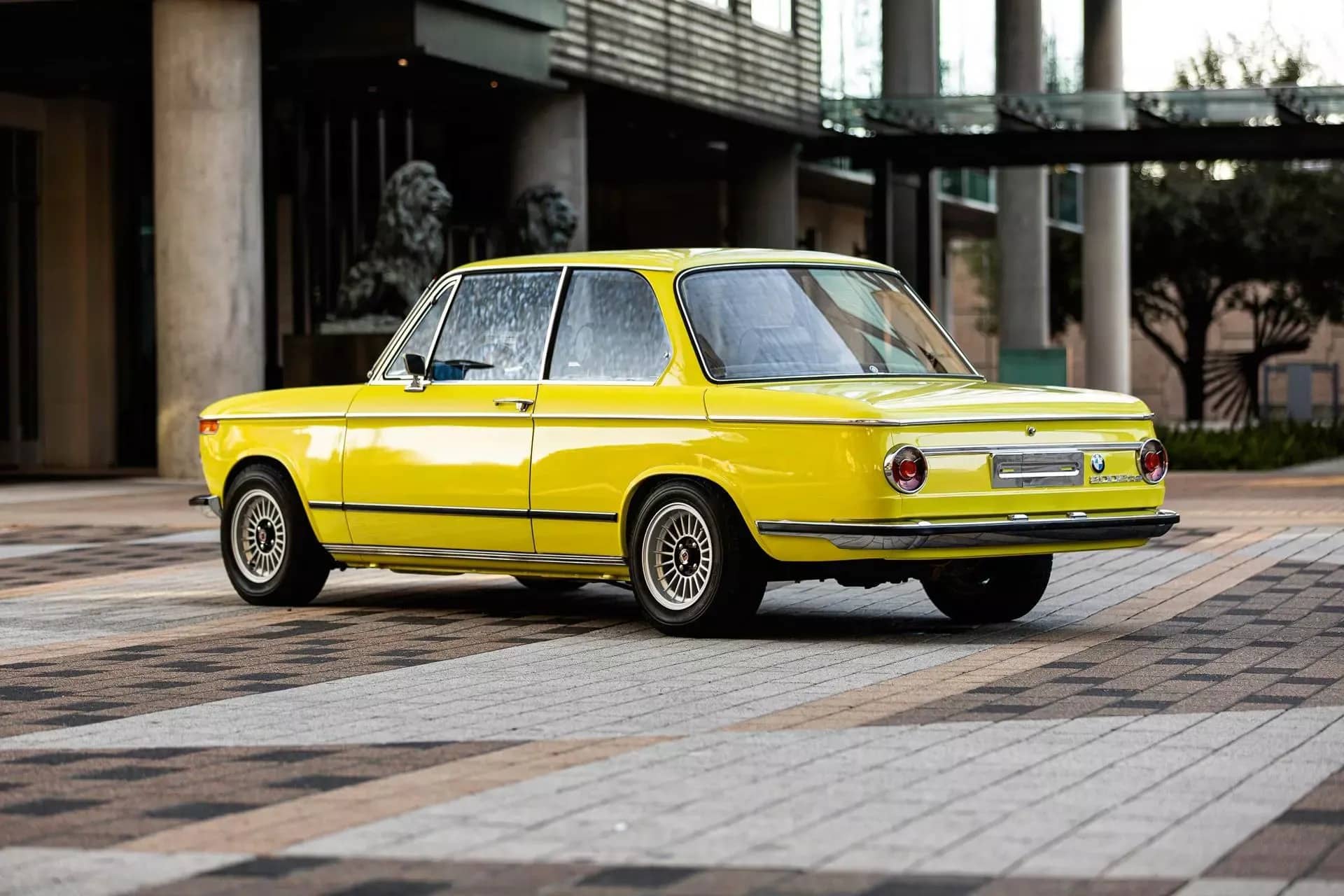 Μια κλασσική «μπέμπα» 2002 φόρεσε «καρδιά» Tesla και μπήκε στη πρίζα! <p data-wpview-marker=