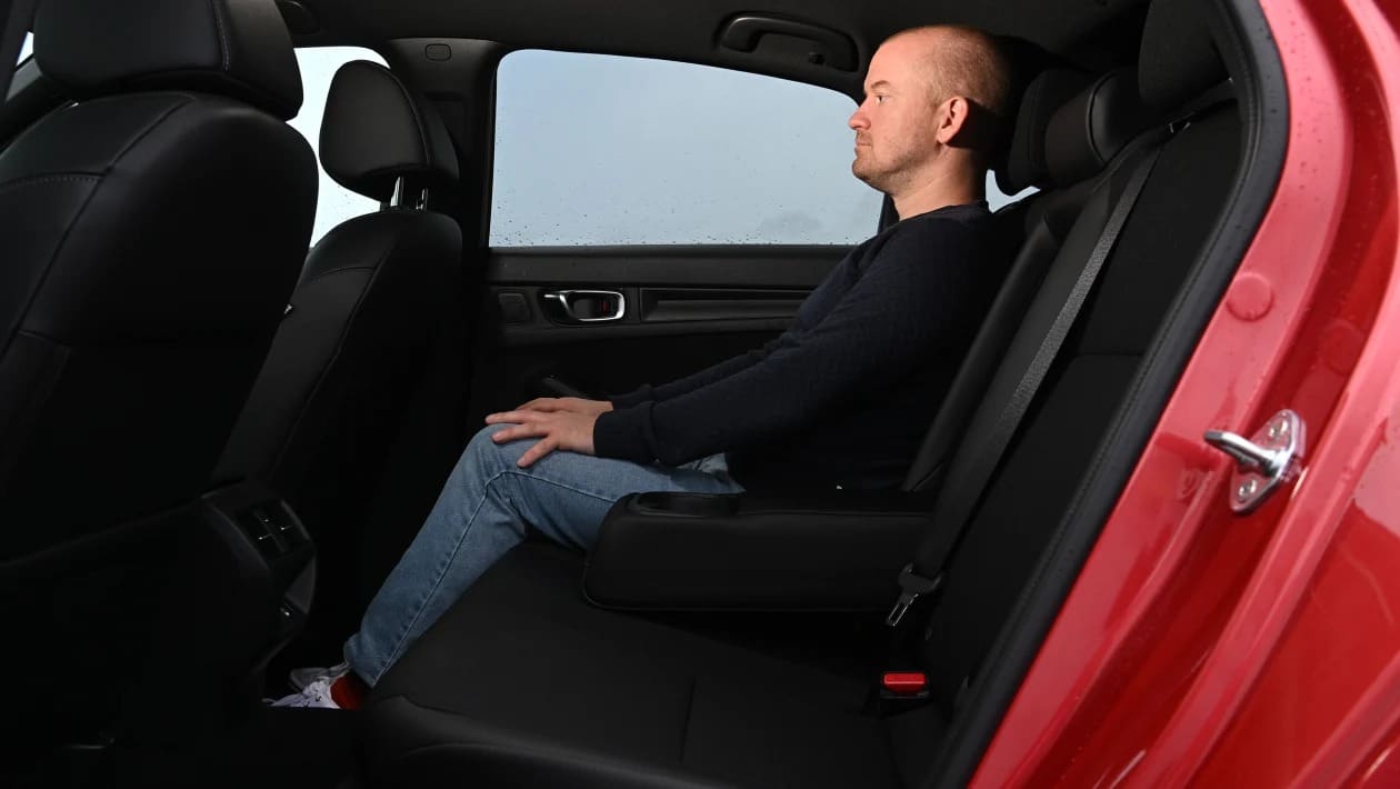 Honda Civic vs SEAT Leon: Ποιο οικογενειακό hatchback είναι το τέλειο αντίδοτο στα SUV;