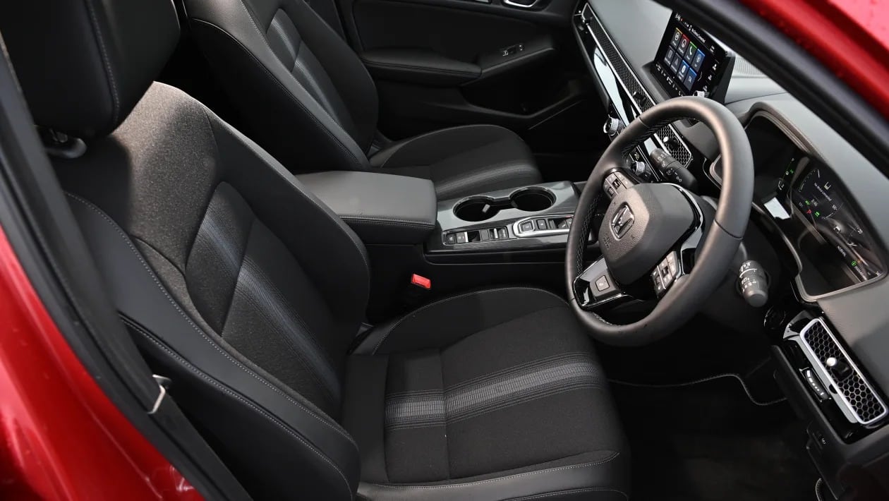 Honda Civic vs SEAT Leon: Ποιο οικογενειακό hatchback είναι το τέλειο αντίδοτο στα SUV;