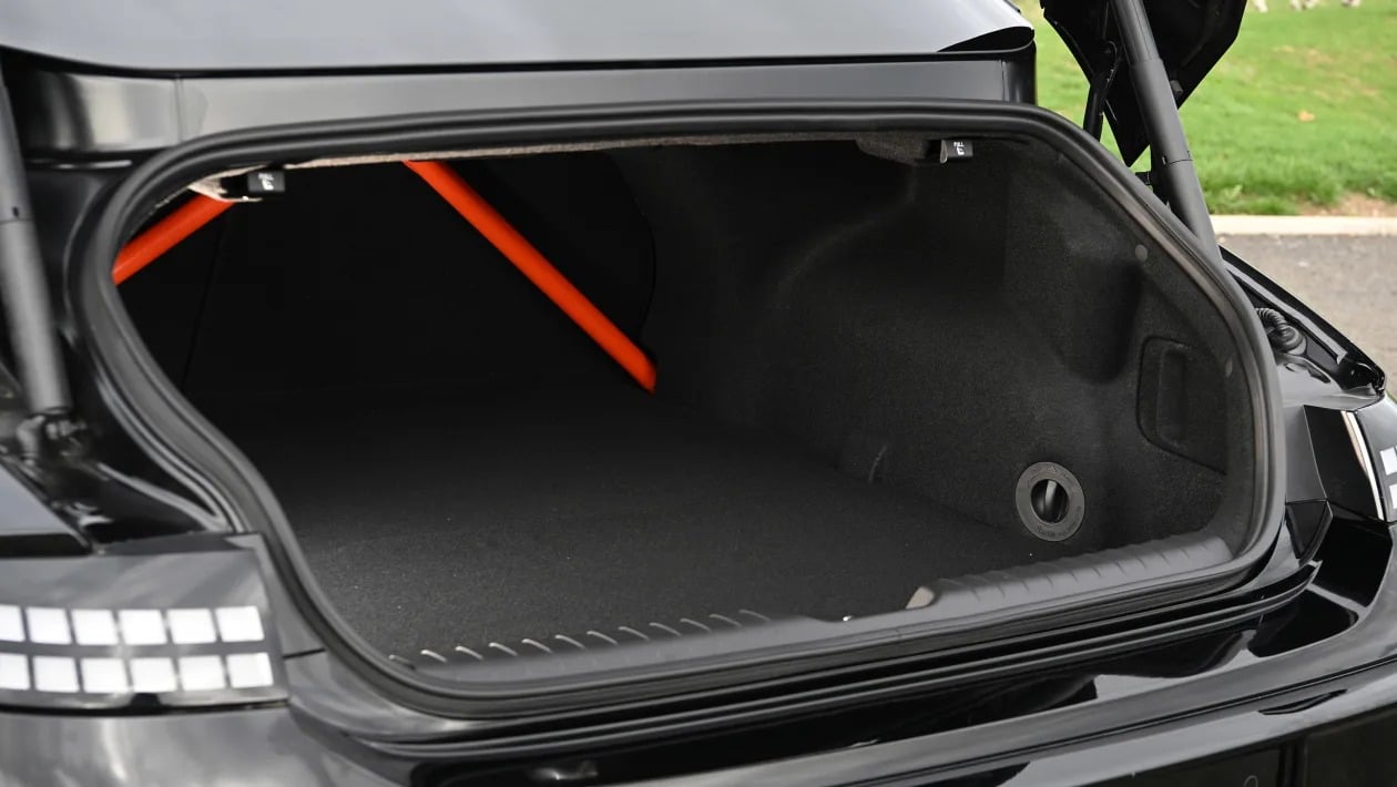 Οδήγηση στο κόκκινο! - Το Hyundai Ioniq 6N δείχνει τι σημαίνει ηλεκτρικό performance