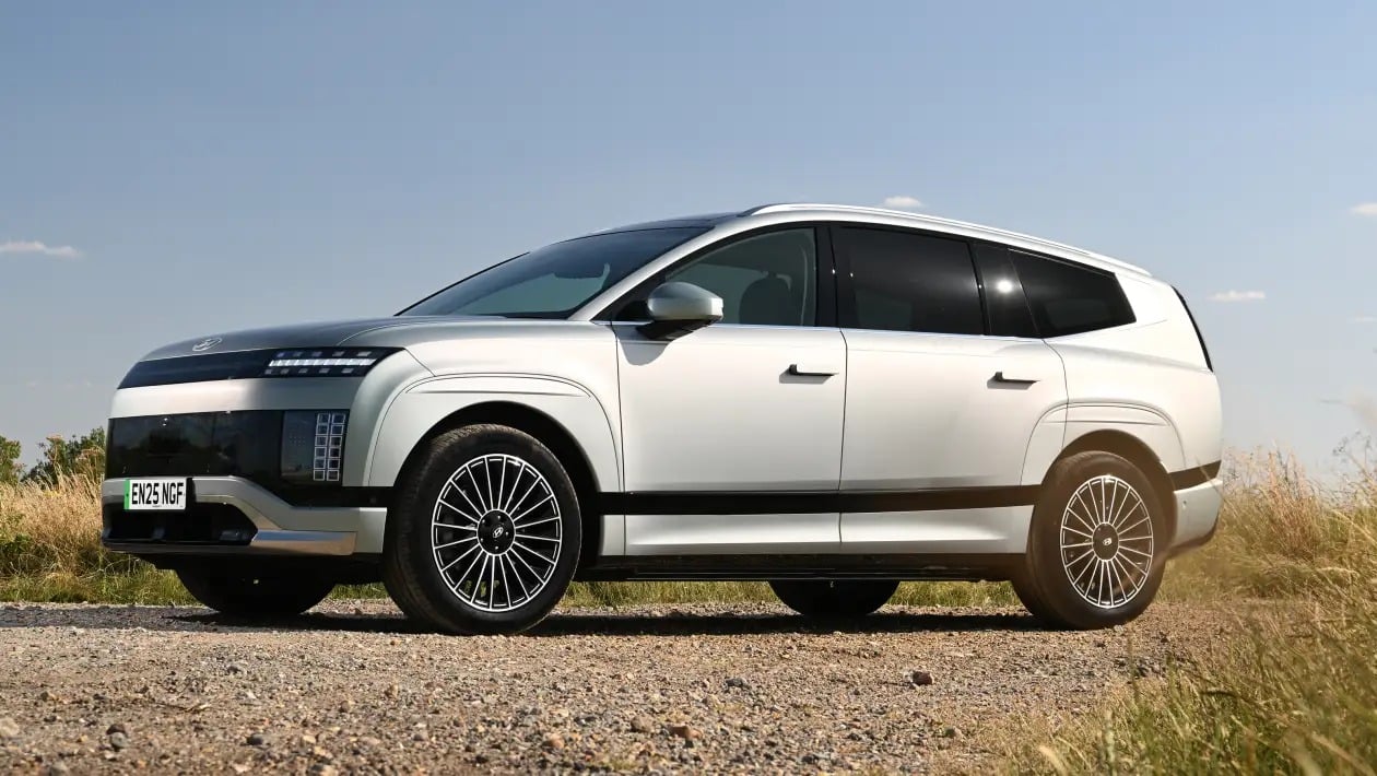 Hyundai Ioniq 9 vs Peugeot E-5008: Ποιο ηλεκτρικό επταθέσιο SUV κερδίζει;