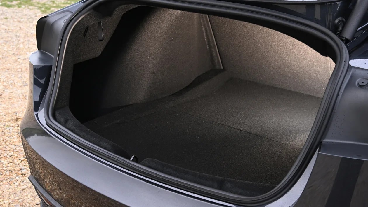 Elite μονομαχία - Tesla Model 3 vs Mercedes CLA: Ποιο ηλεκτρικό sedan κερδίζει;