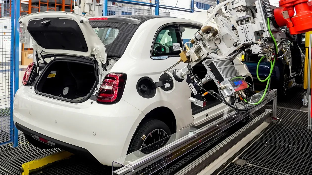 Νέο Fiat 500 Hybrid: Το μικρό υβριδικό, με χειροκίνητο 6άρι και τιμή κάτω από €23.000 