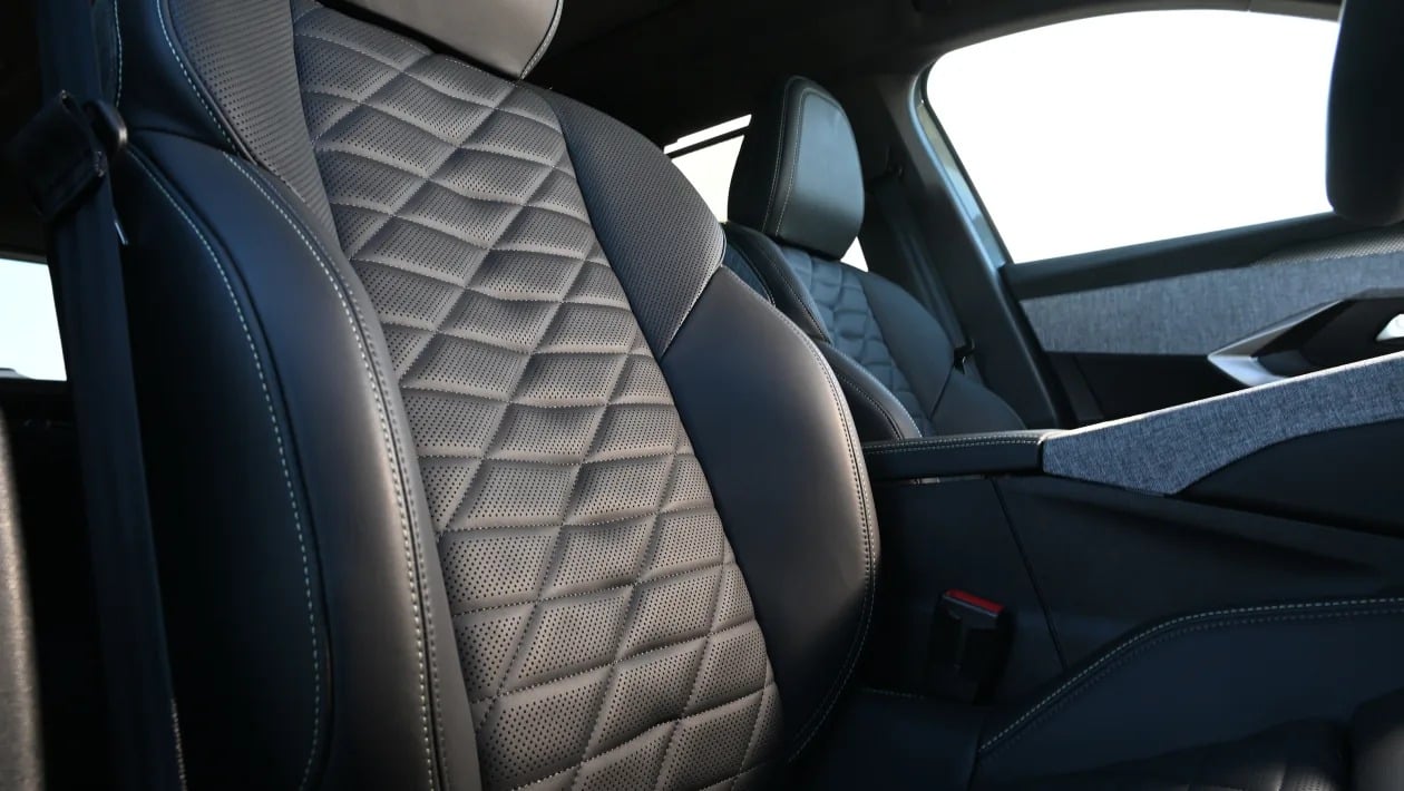 Hyundai Ioniq 9 vs Peugeot E-5008: Ποιο ηλεκτρικό επταθέσιο SUV κερδίζει;