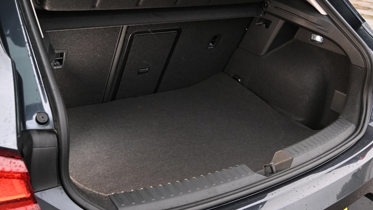 Honda Civic vs SEAT Leon: Ποιο οικογενειακό hatchback είναι το τέλειο αντίδοτο στα SUV;