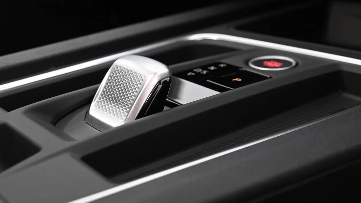 Honda Civic vs SEAT Leon: Ποιο οικογενειακό hatchback είναι το τέλειο αντίδοτο στα SUV;