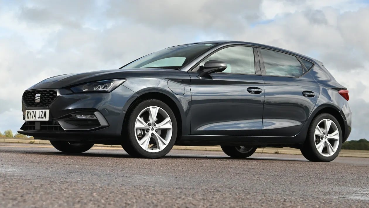 Honda Civic vs SEAT Leon: Ποιο οικογενειακό hatchback είναι το τέλειο αντίδοτο στα SUV;