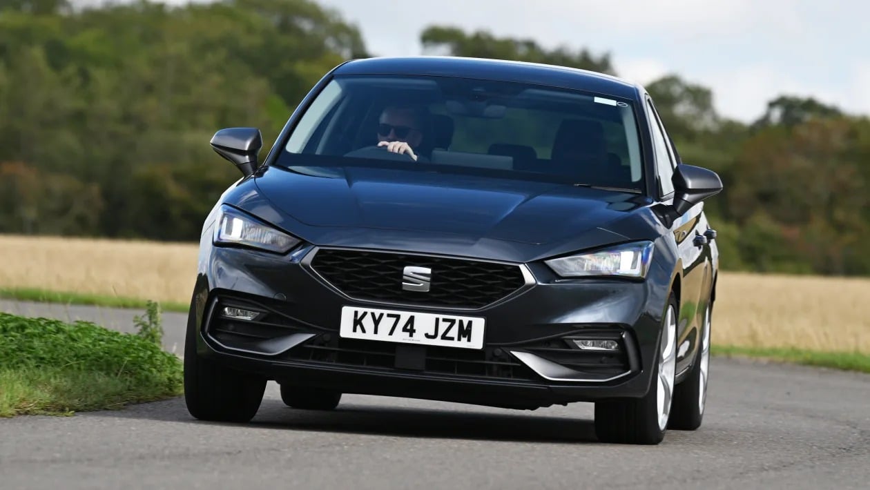 Honda Civic vs SEAT Leon: Ποιο οικογενειακό hatchback είναι το τέλειο αντίδοτο στα SUV;