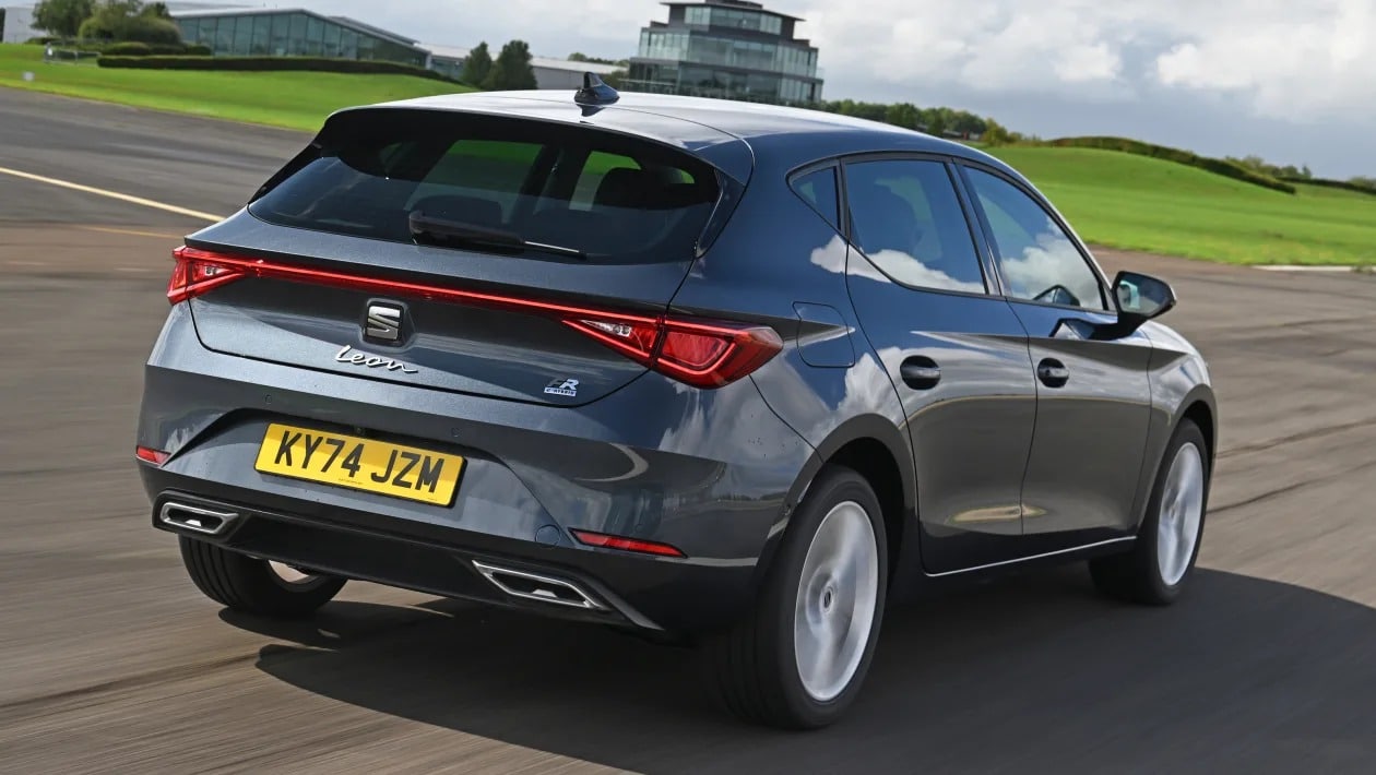 Honda Civic vs SEAT Leon: Ποιο οικογενειακό hatchback είναι το τέλειο αντίδοτο στα SUV;