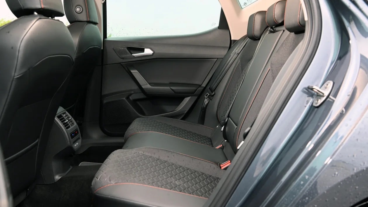 Honda Civic vs SEAT Leon: Ποιο οικογενειακό hatchback είναι το τέλειο αντίδοτο στα SUV;