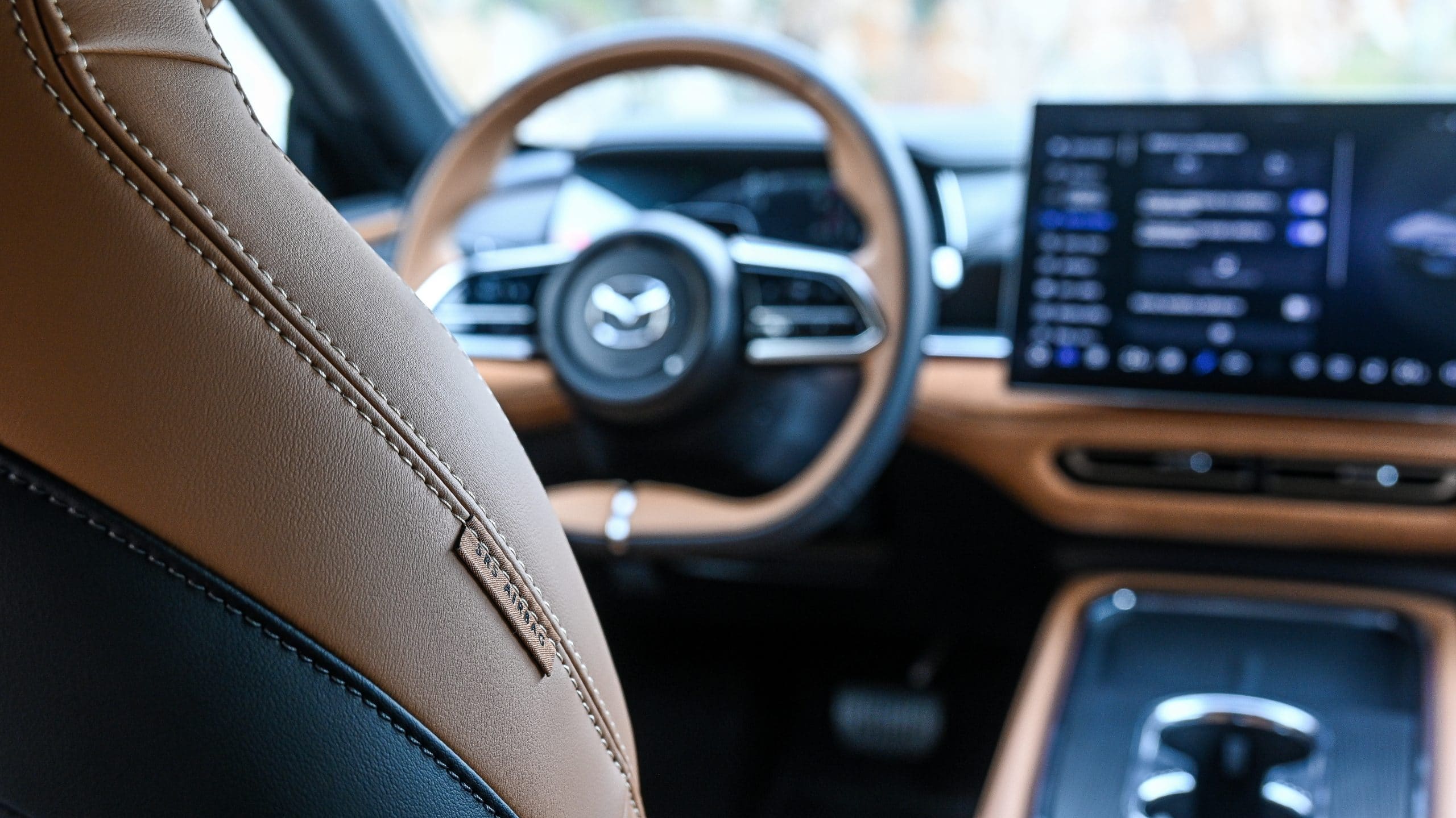 μήκος 4.921 mm και μεταξόνιο που αγγίζει τα 2.895 mm