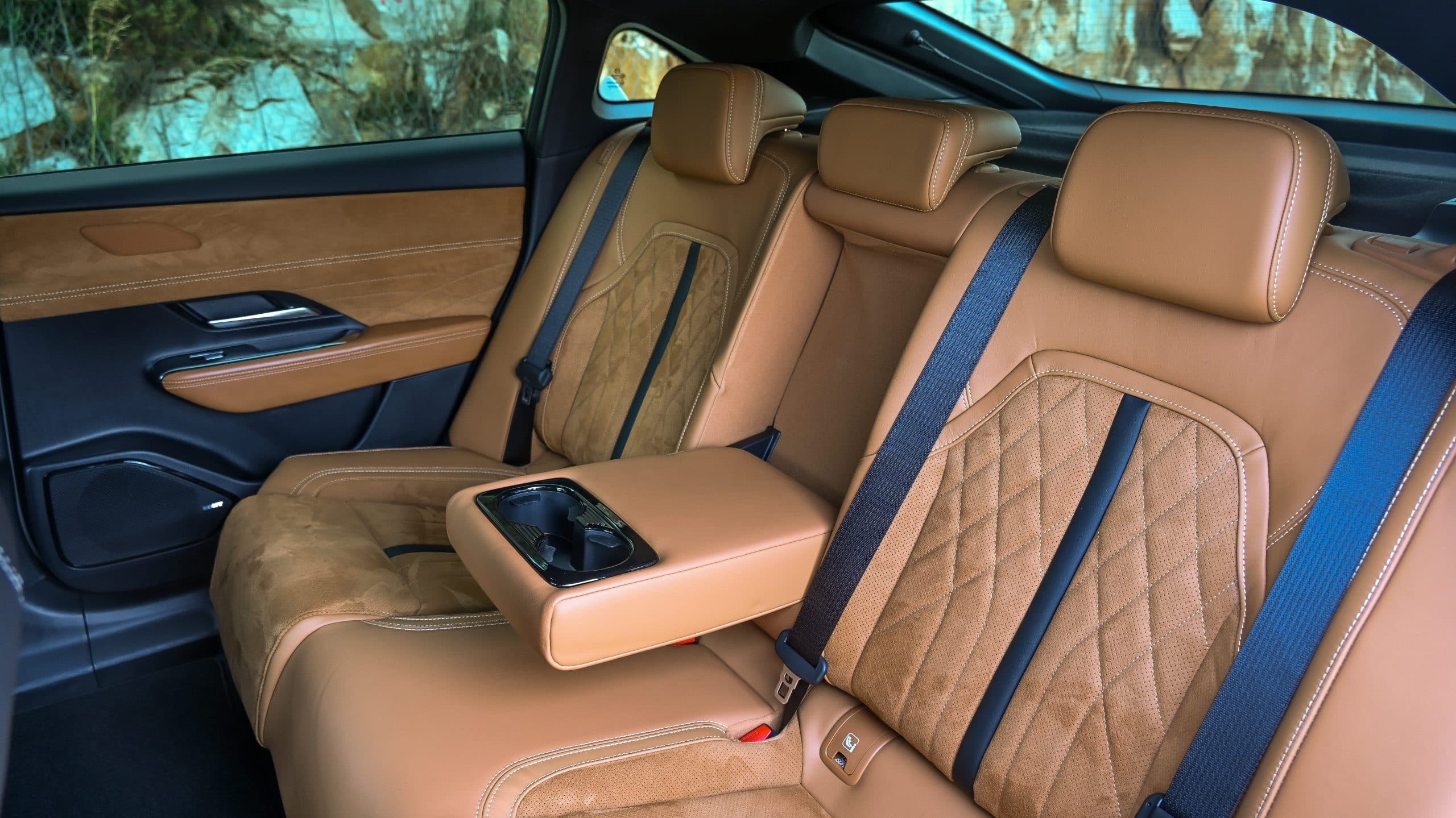 μήκος 4.921 mm και μεταξόνιο που αγγίζει τα 2.895 mm