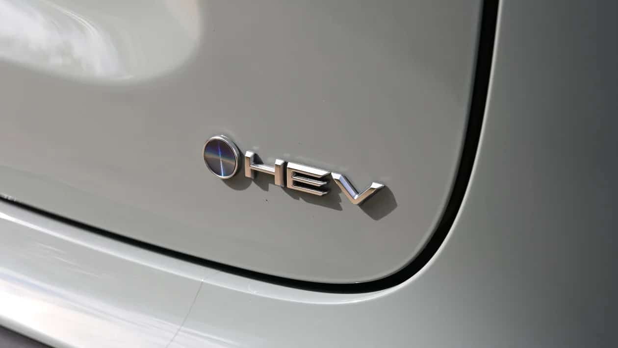 Toyota Yaris Cross: Το «αυτοφορτιζόμενο» υβριδικό που σε κερδίζει με τη μία