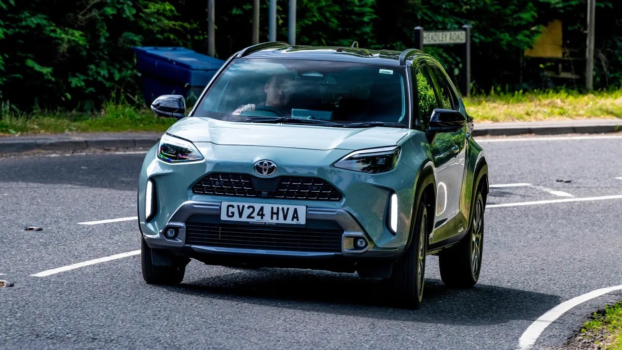 Toyota Yaris Cross: Το «αυτοφορτιζόμενο» υβριδικό που σε κερδίζει με τη μία
