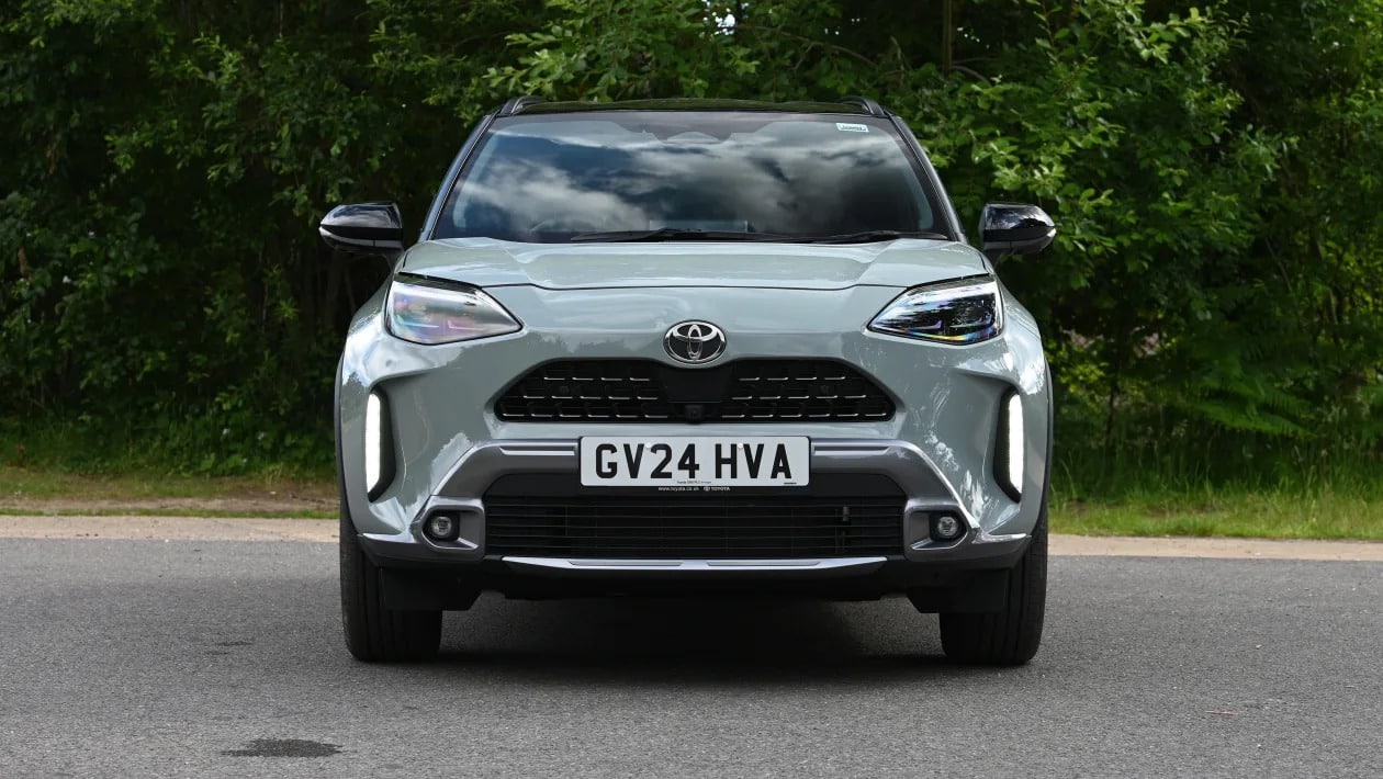 Toyota Yaris Cross: Το «αυτοφορτιζόμενο» υβριδικό που σε κερδίζει με τη μία