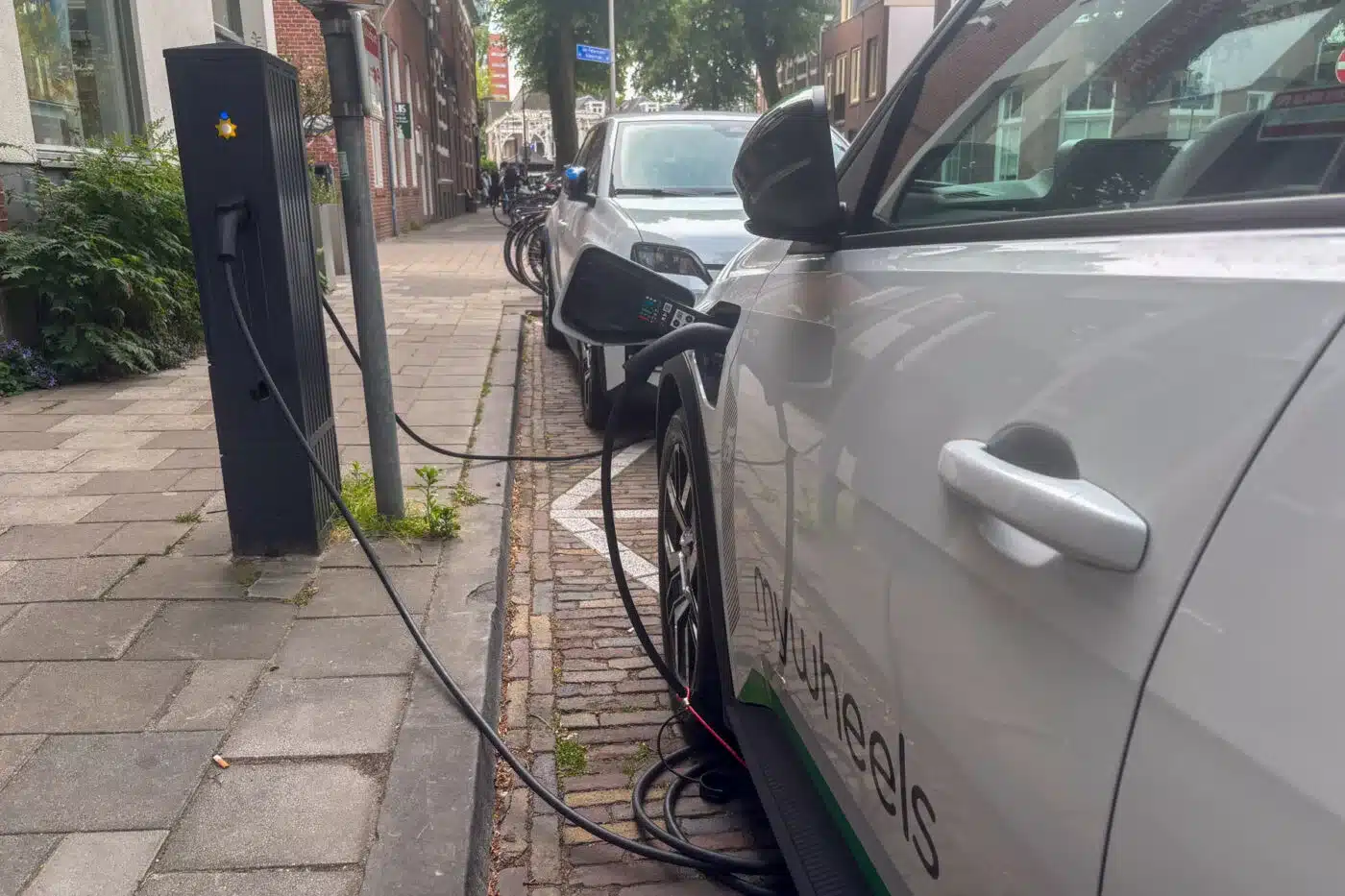 Πώς μπορεί να βελτιωθεί η φόρτιση ηλεκτρικών αυτοκινήτων σε πολυκατοικίες;