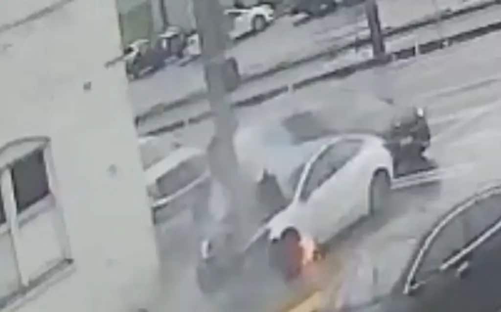 Σοκ με Tesla: Γυναίκα παγιδεύτηκε και κάηκε ζωντανή επειδή δεν άνοιγαν οι πόρτες!