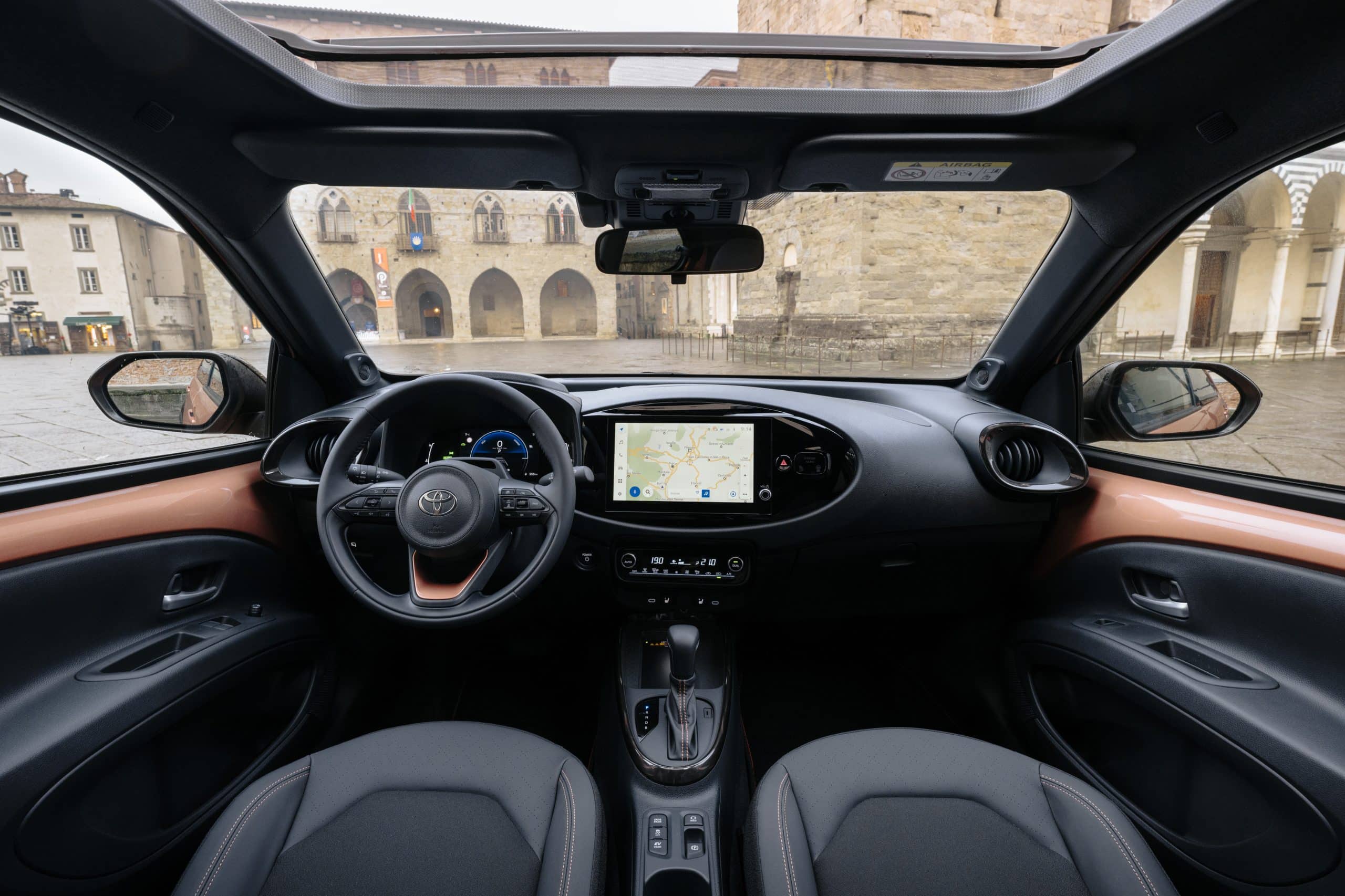 Νέο Toyota Aygo cross hybrid electric - Το ultra compact SUV