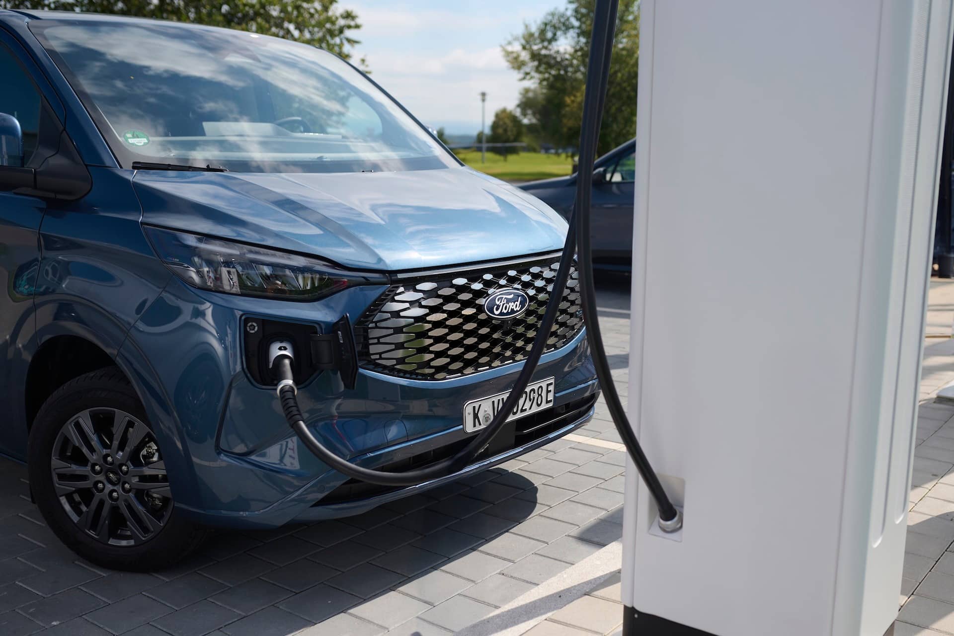 Ford E-Transit Custom 2026: Με μεγαλύτερη μπαταρία, 13% περισσότερη αυτονομία και νέο AWD