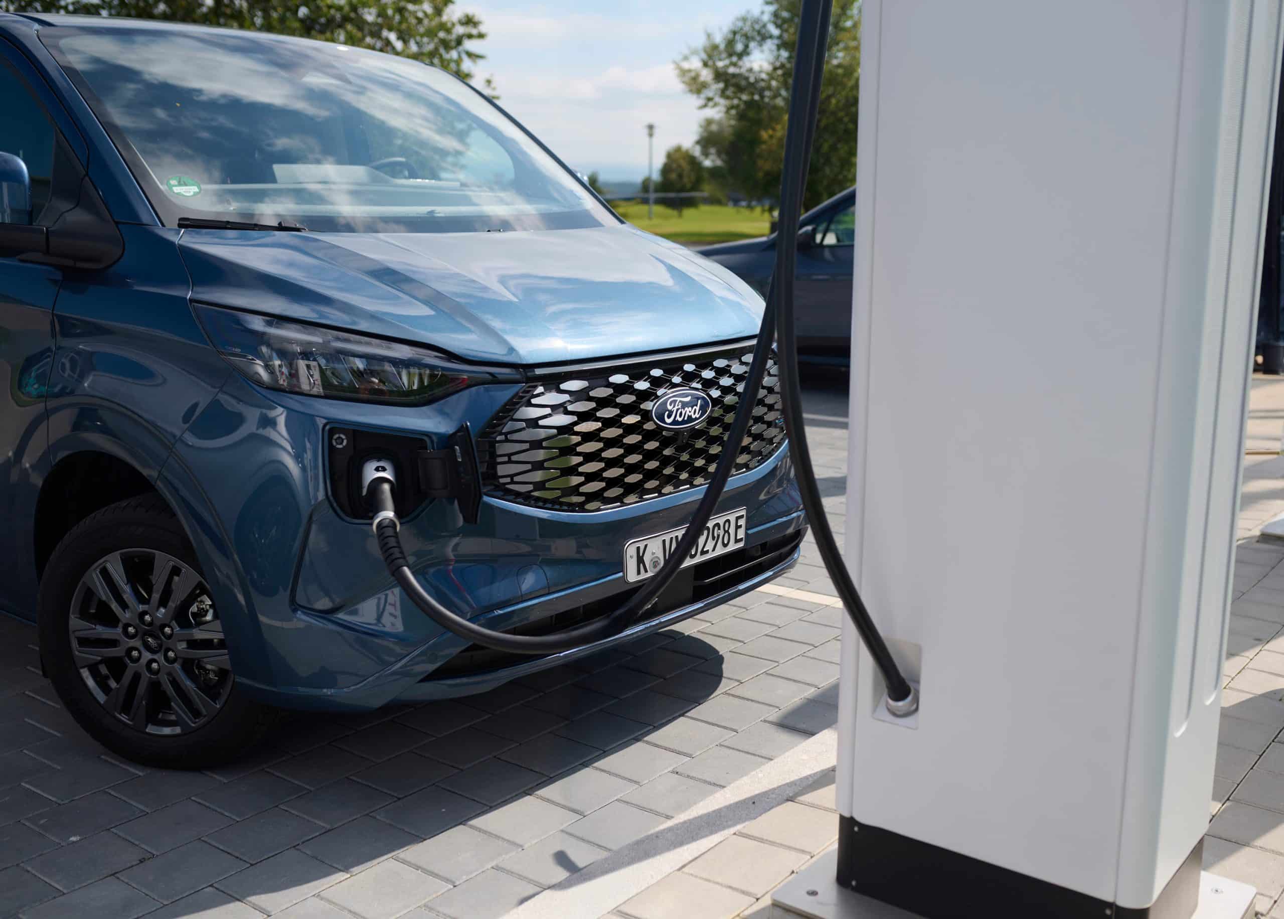 Ford E-Transit Custom: Έτοιμο για το μέλλον, με μεγαλύτερη αυτονομία και ταχύτερη φόρτιση