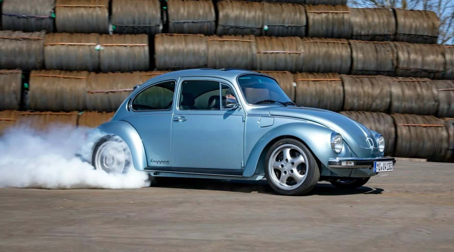 Κλασικό VW Beetle ταπεινώνει Porsche 911 GT3: Ηλεκτρικό τέρας 600+ PS που λιώνει λάστιχα