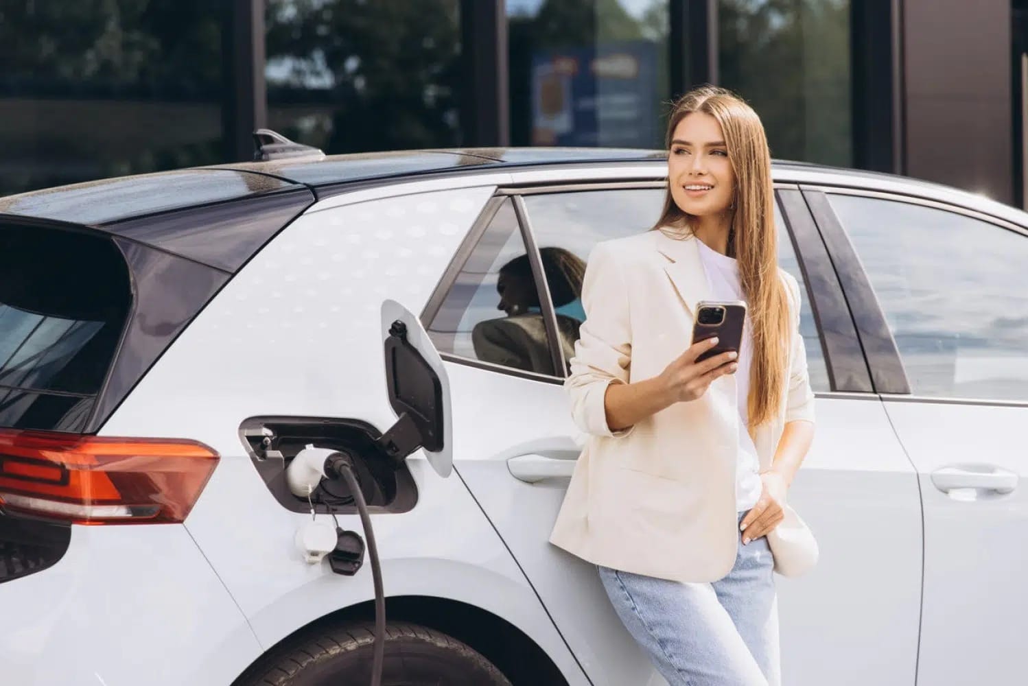 Οι Ευρωπαίοι κερδίζουν επιτέλους την εμπιστοσύνη των EVs