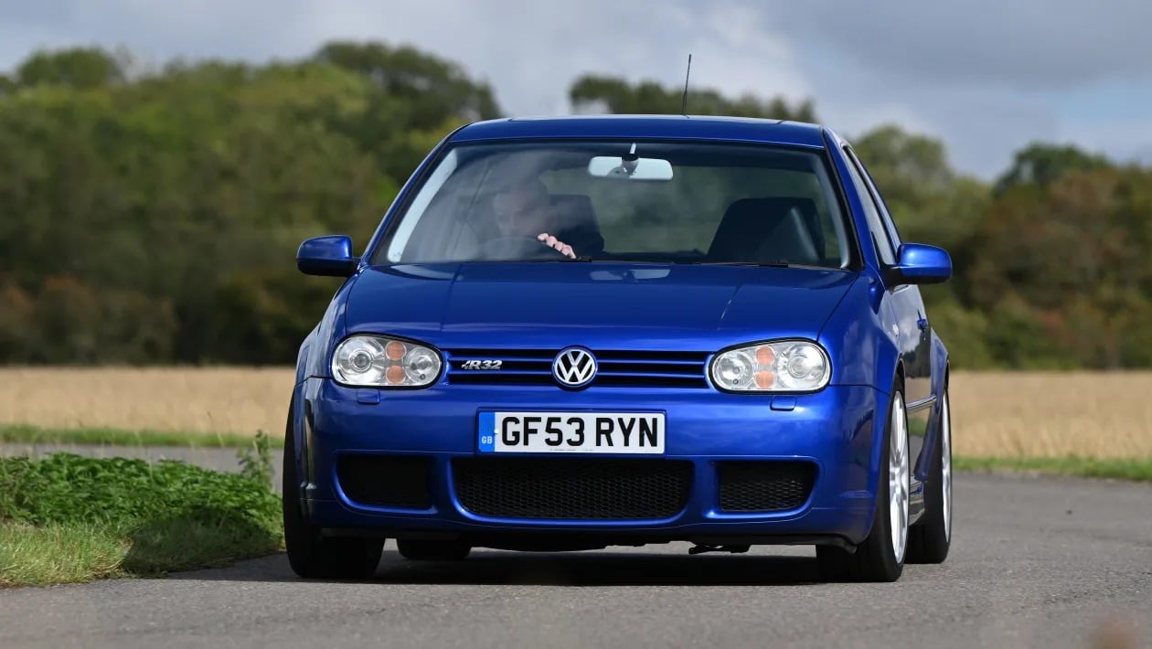 Volkswagen Golf R32 vs Alfa Romeo 147 GTA: Η μάχη των ρετρό V6 hot hatch