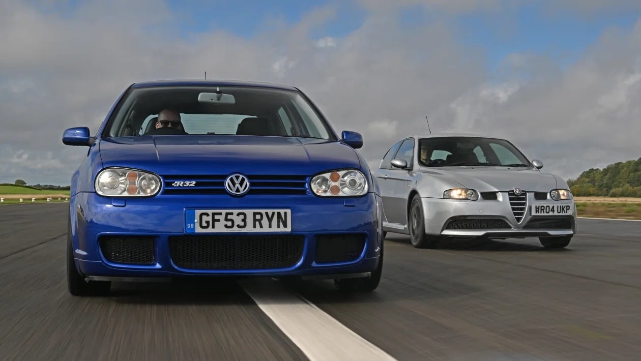 Volkswagen Golf R32 vs Alfa Romeo 147 GTA: Η μάχη των ρετρό V6 hot hatch