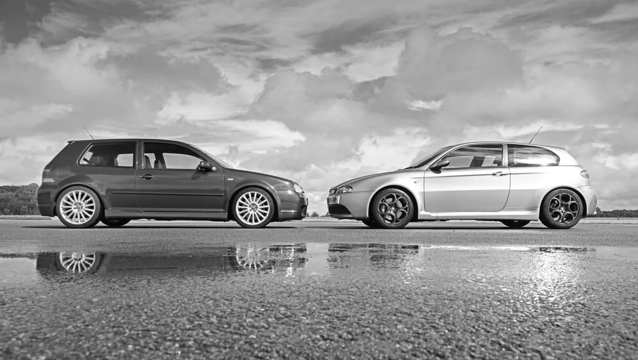 Volkswagen Golf R32 vs Alfa Romeo 147 GTA: Η μάχη των ρετρό V6 hot hatch