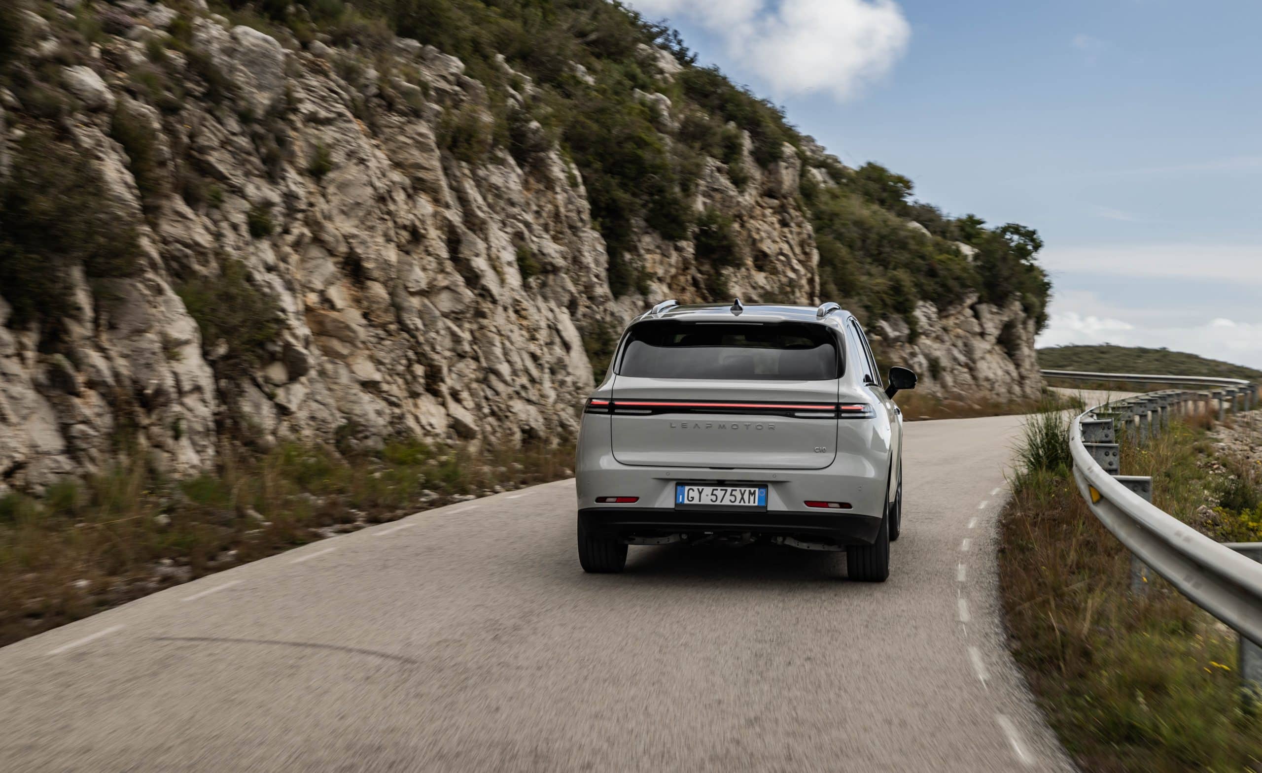 Η ναυαρχίδα της Leapmotor είναι ετοιμοπαράδοτη τώρα, με νέα τιμή στις €33.900 και ασυναγώνιστο value for money.