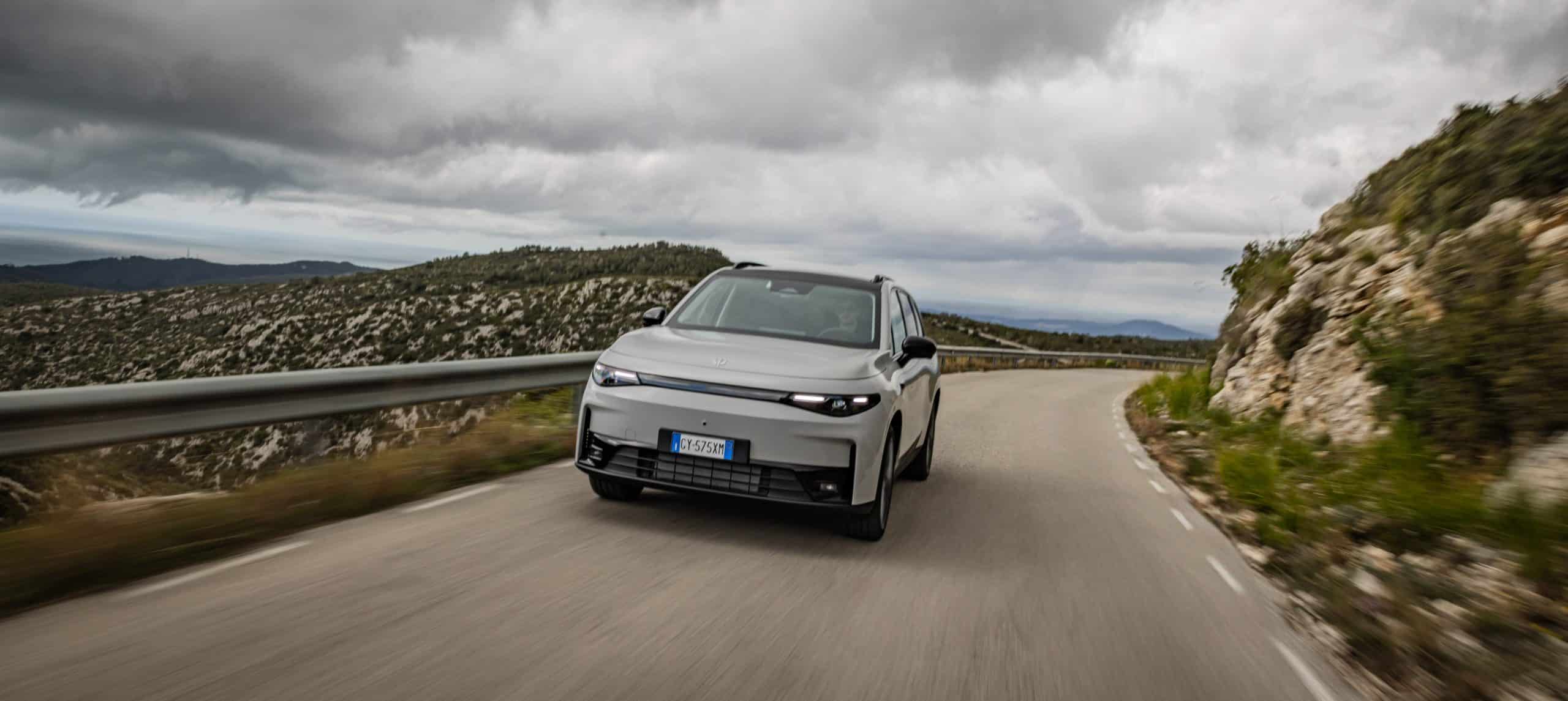 Η ναυαρχίδα της Leapmotor είναι ετοιμοπαράδοτη τώρα, με νέα τιμή στις €33.900 και ασυναγώνιστο value for money.