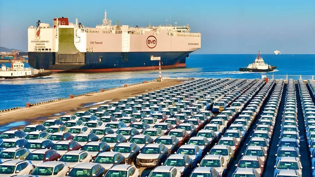 Η BYD σαρώνει την παγκόσμια αγορά: Σχεδόν 1 εκατ. εξαγωγές οχημάτων το 2025