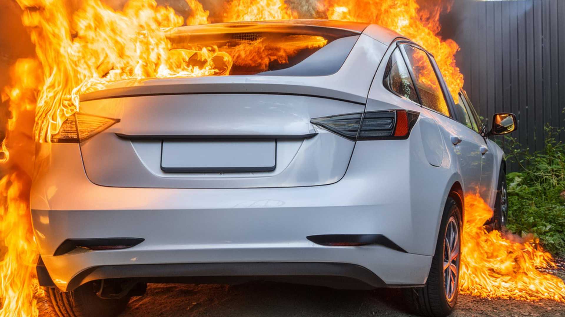 Μύθοι και αλήθειες για τις πυρκαγιές στα EVs