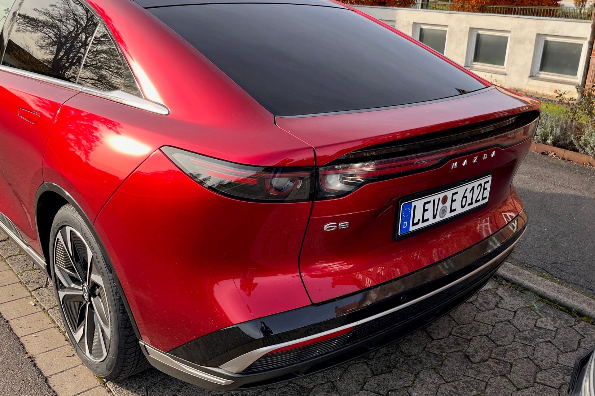 Mazda 6e: Το κομψό ηλεκτρικό sedan που εντυπωσιάζει, αλλά...