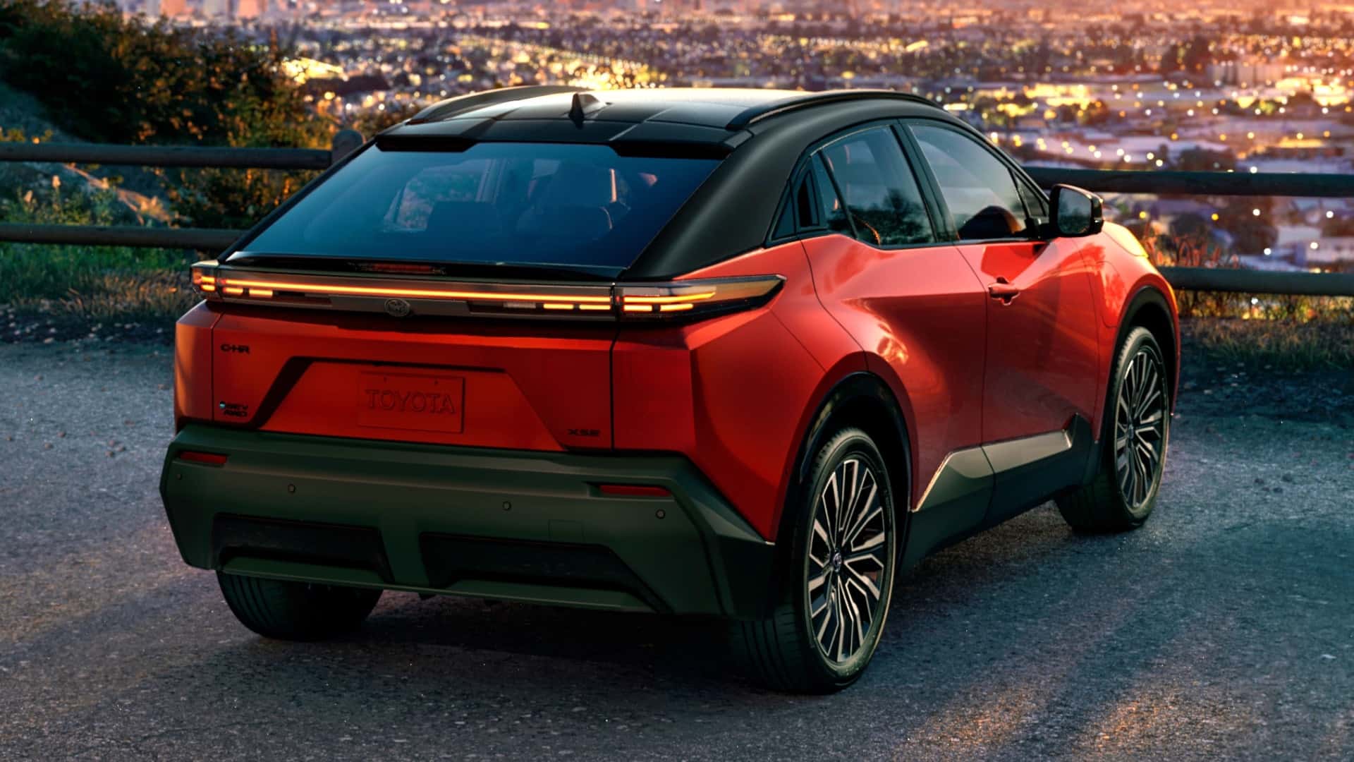 Toyota C-HR 2026: Το ηλεκτρικό comeback που κανείς δεν περίμενε – Τετρακίνηση, 338 PS και τιμή-έκπληξη