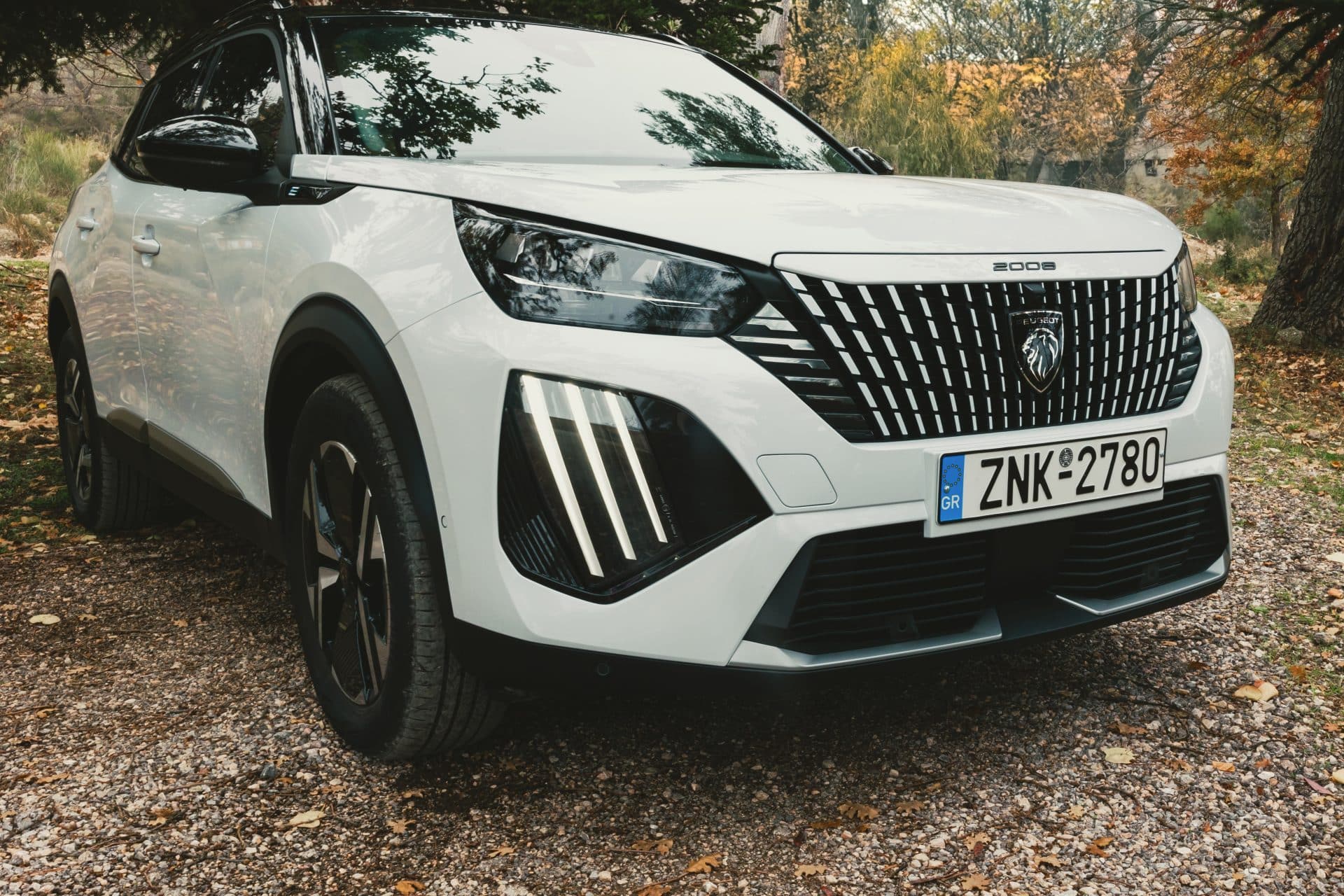 Leapmotor B10 vs Peugeot e-2008: Όταν ο εσωτερικός ανταγωνισμός της Stellantis φέρνει πονοκέφαλο 