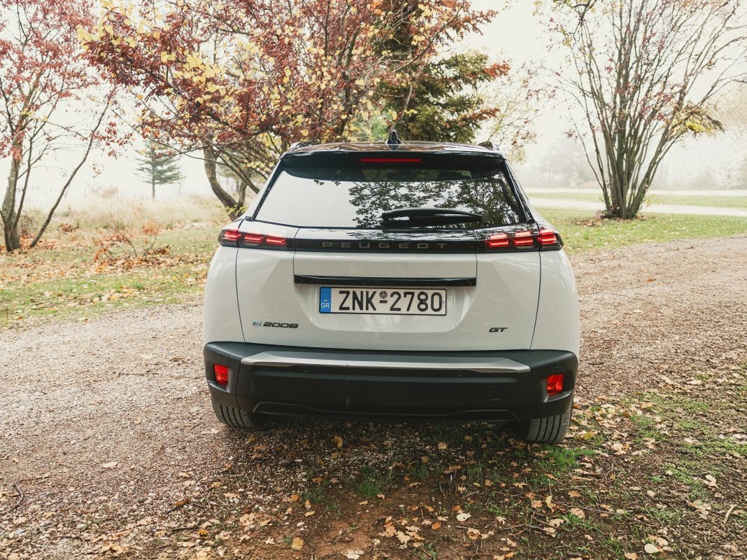 Leapmotor B10 vs Peugeot e-2008: Όταν ο εσωτερικός ανταγωνισμός της Stellantis φέρνει πονοκέφαλο 