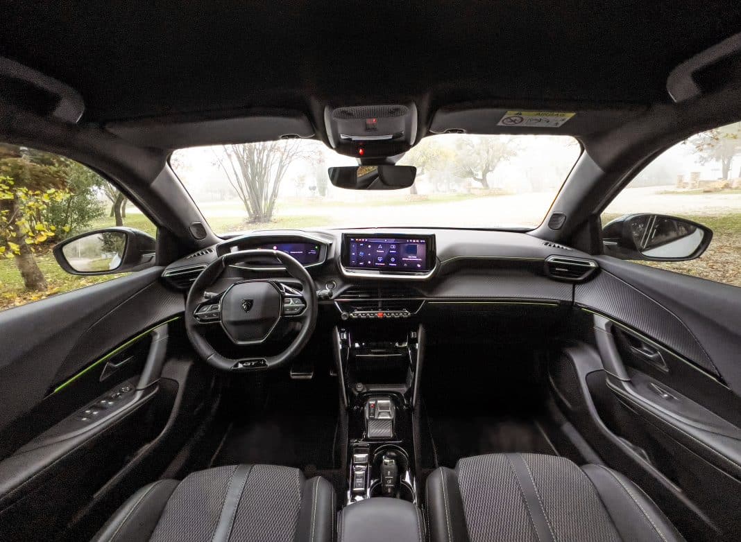 Leapmotor B10 vs Peugeot e-2008: Όταν ο εσωτερικός ανταγωνισμός της Stellantis φέρνει πονοκέφαλο 