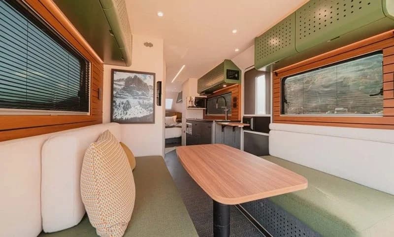 Ένα τροχόσπιτο σχεδιασμένο για ηλεκτρικά αυτοκίνητα που παράγει τη δική του ηλεκτρική ενέργεια