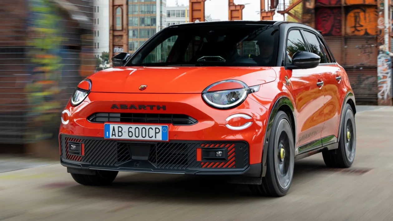 Το Abarth 600e ανανεώνεται και γίνεται πιο «καυτό» από ποτέ – Νέες εκδόσεις Turismo και Competizione