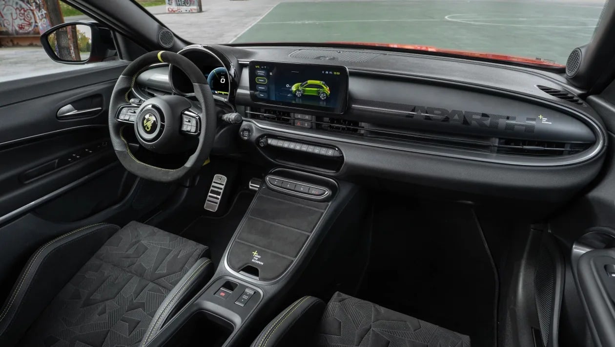 Το Abarth 600e ανανεώνεται και γίνεται πιο «καυτό» από ποτέ – Νέες εκδόσεις Turismo και Competizione