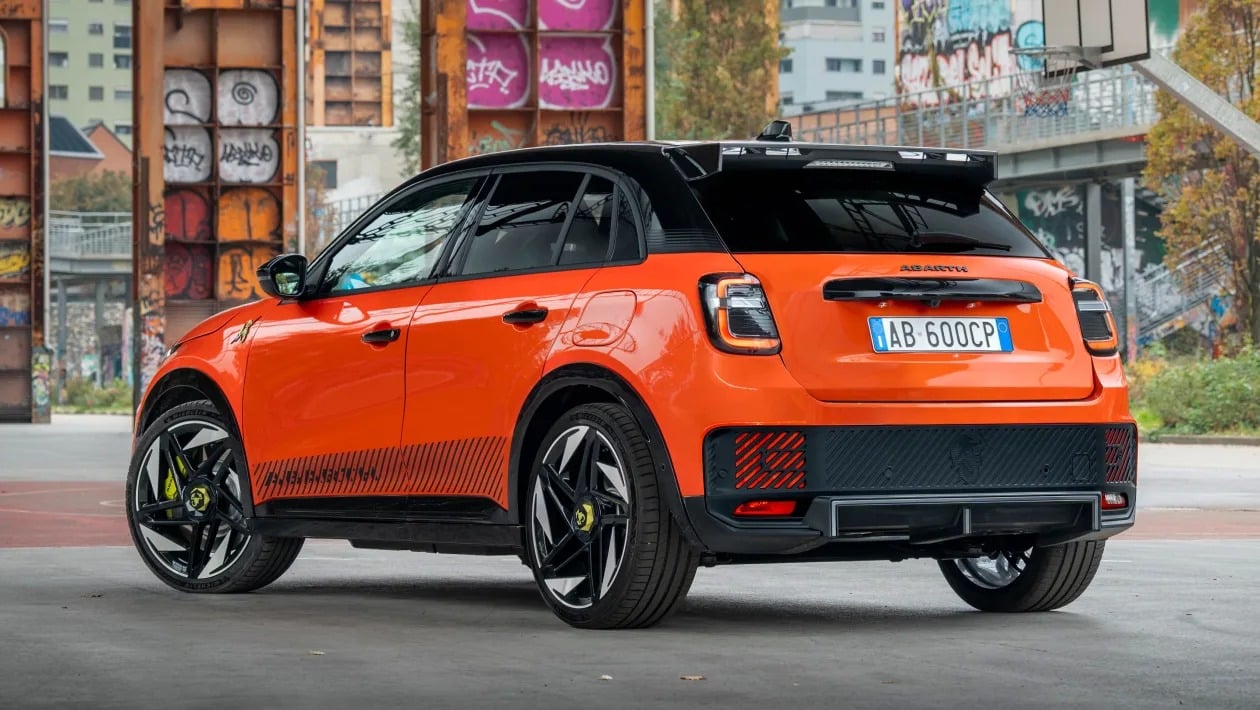 Το Abarth 600e ανανεώνεται και γίνεται πιο «καυτό» από ποτέ – Νέες εκδόσεις Turismo και Competizione