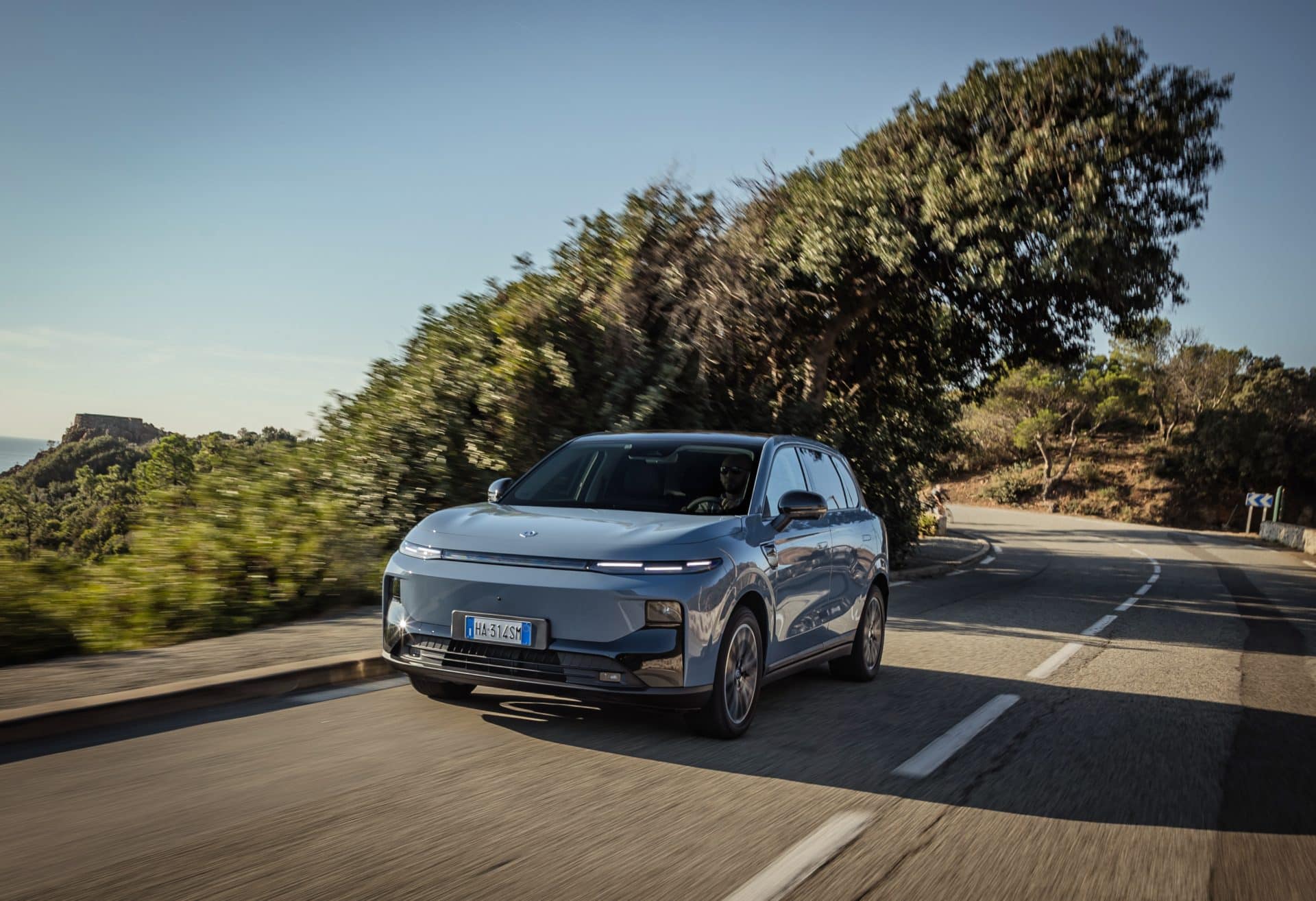 Leapmotor B10 vs Peugeot e-2008: Όταν ο εσωτερικός ανταγωνισμός της Stellantis φέρνει πονοκέφαλο 