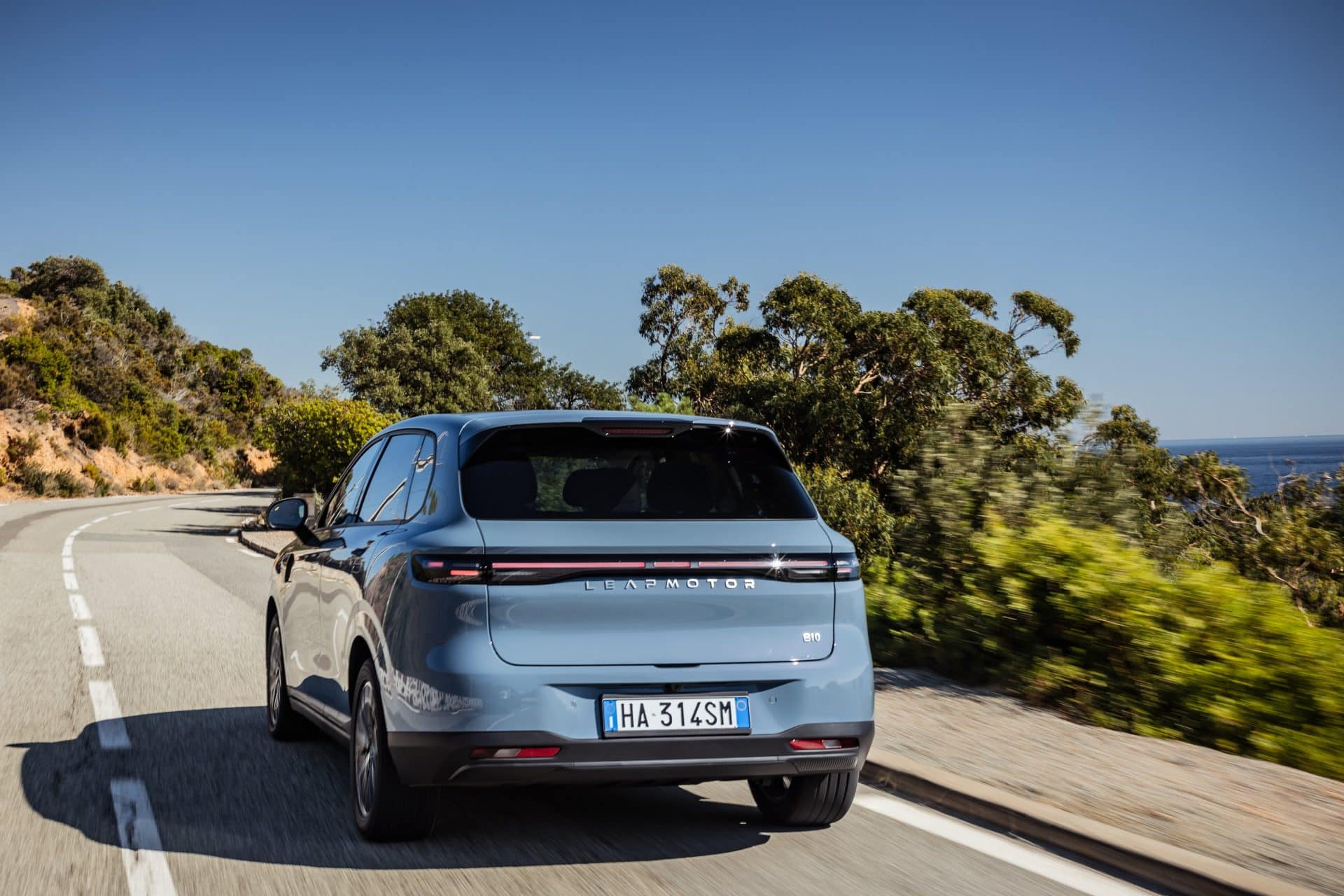 Leapmotor B10 vs Peugeot e-2008: Όταν ο εσωτερικός ανταγωνισμός της Stellantis φέρνει πονοκέφαλο 