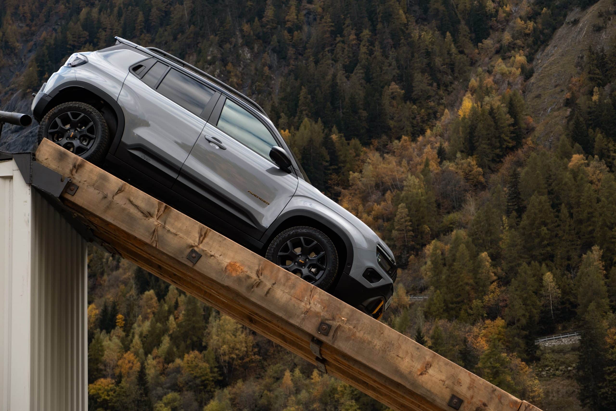 Με €29.990 το Avenger 4xe κάνει προσιτό το θρύλο των τετρακίνητων Jeep