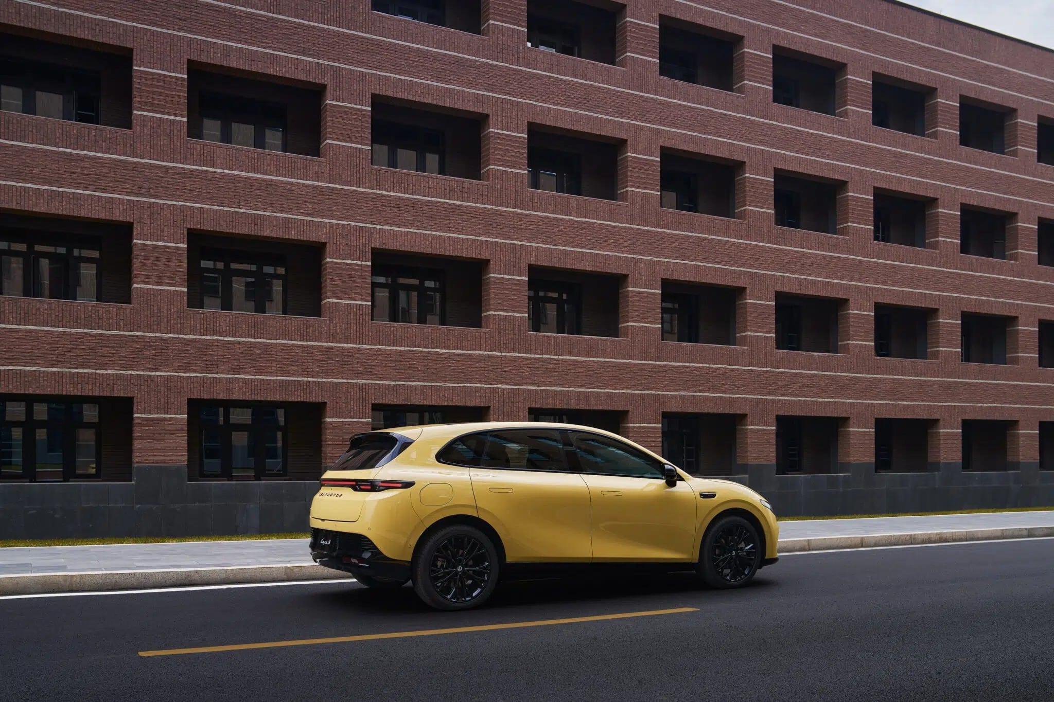 Το Leapmotor B05 αποκαλύφθηκε και φέρνει πονοκέφαλο σε Renault και VW