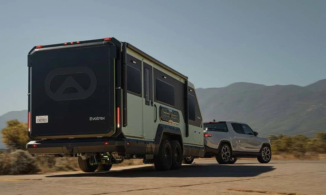 Ένα τροχόσπιτο σχεδιασμένο για ηλεκτρικά αυτοκίνητα που παράγει τη δική του ηλεκτρική ενέργεια