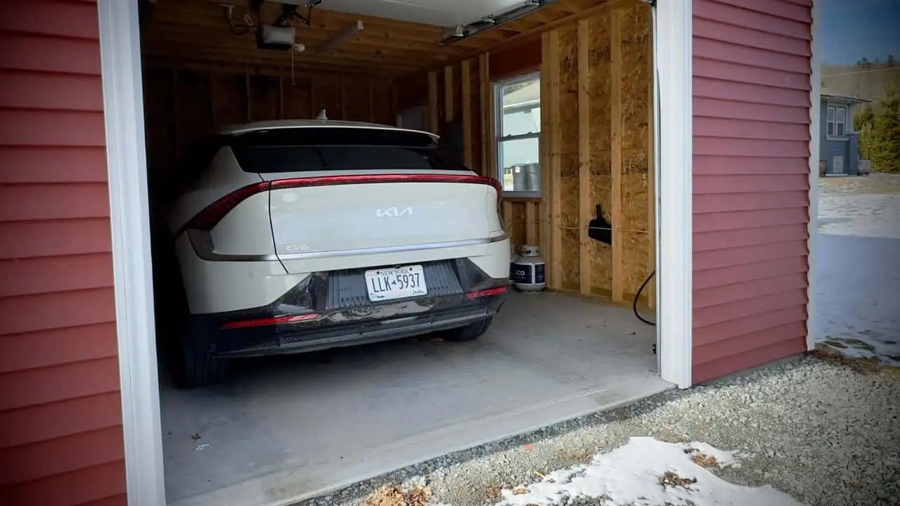 Να τι συμβαίνει όταν αφήσεις το EV σου παρκαρισμένο για ένα μήνα στο κρύο