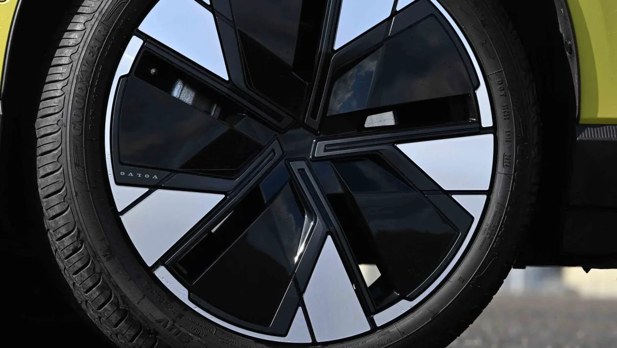 Volvo EX30: Το μικρό ηλεκτρικό SUV που παίζει στα… μεγάλα σαλόνια